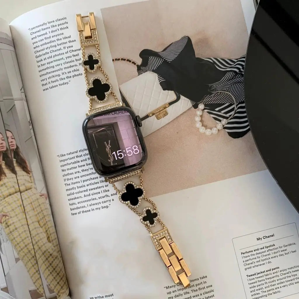 Pulsera metálica con dije de trébol para Apple Watch