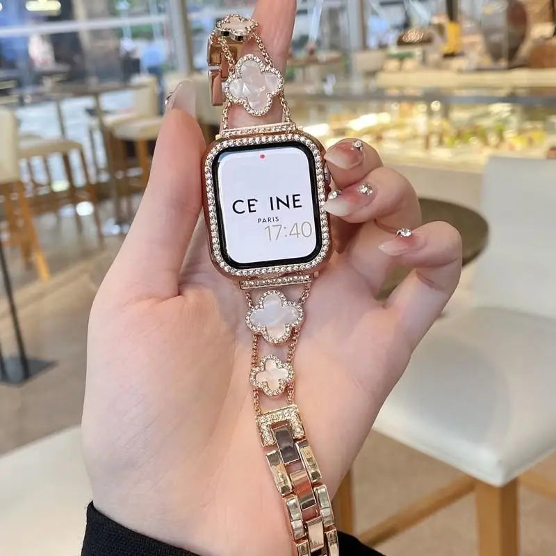 Pulsera metálica con dije de trébol para Apple Watch