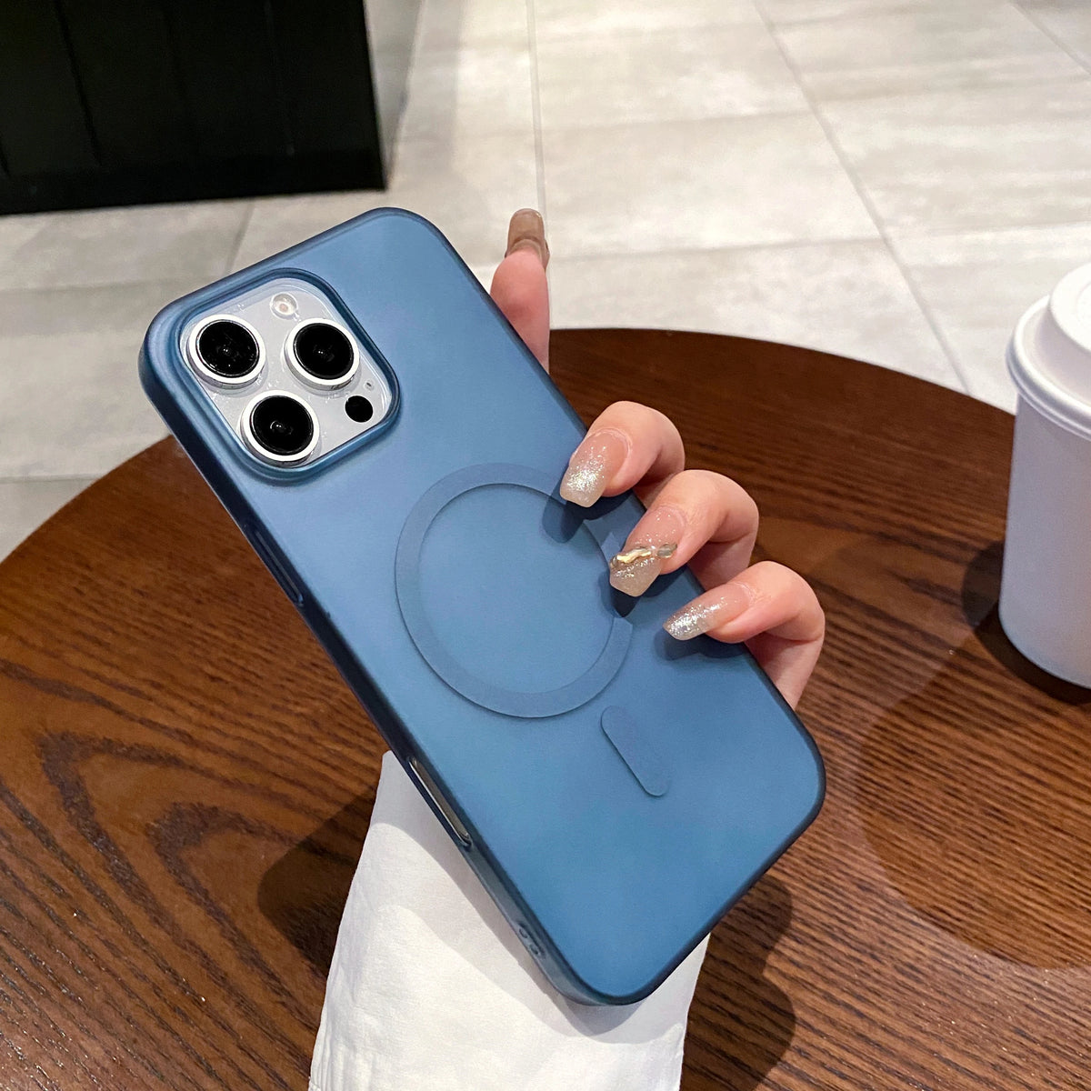 Funda magnética translúcida mate ultra fina para iPhone
