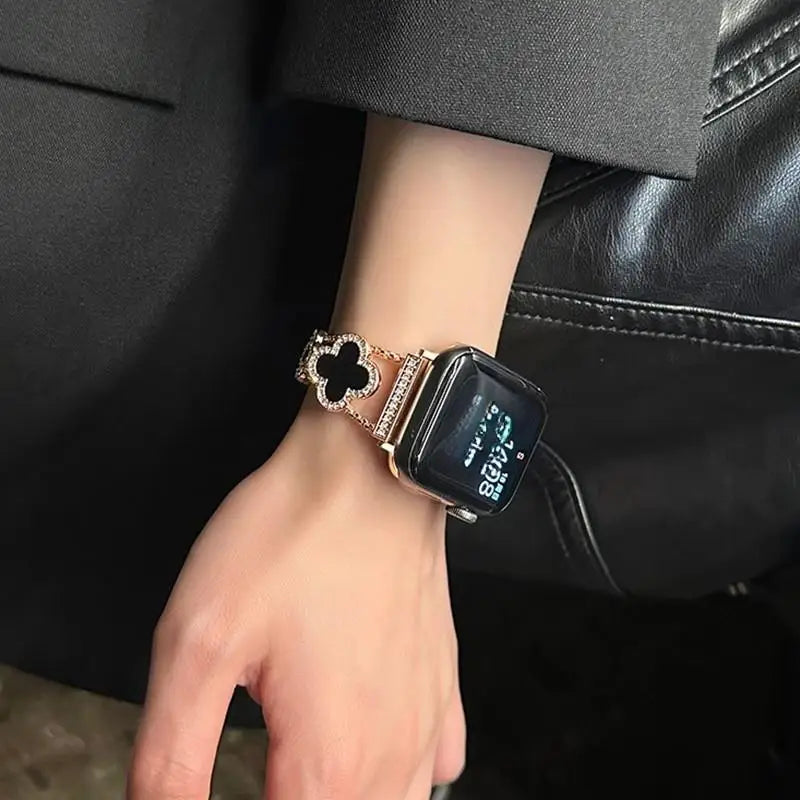 Pulsera metálica con dije de trébol para Apple Watch