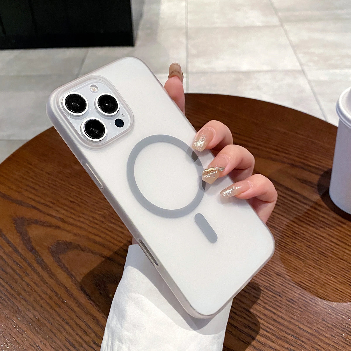 Funda magnética translúcida mate ultra fina para iPhone