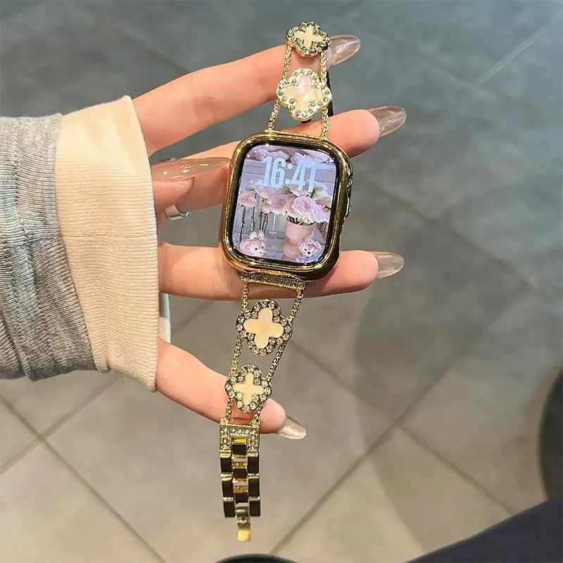 Pulsera metálica con dije de trébol para Apple Watch