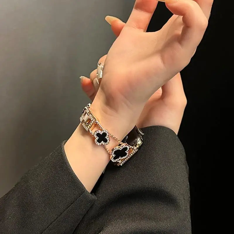 Pulsera metálica con dije de trébol para Apple Watch