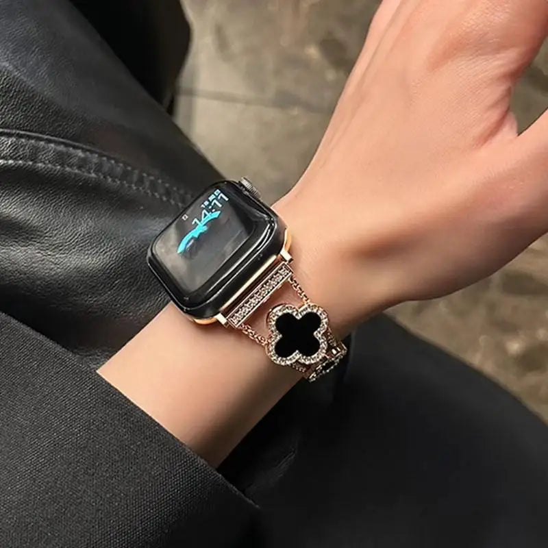 Pulsera metálica con dije de trébol para Apple Watch